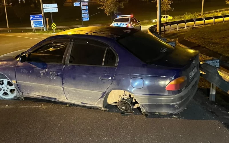 Düzce’de polise ‘dur’mayan sürücüyü kaza durdurdu!