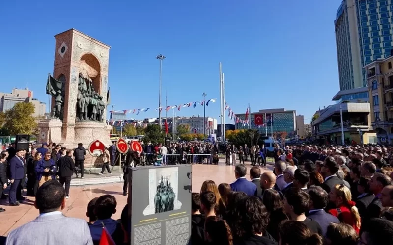 İstanbul Taksim’de 101. yıl çelengi